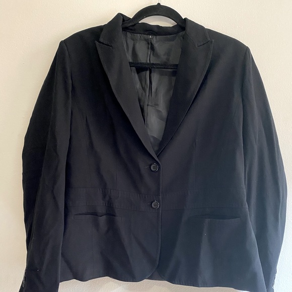 Black Women’s cut Blazer - Picture 2 of 3